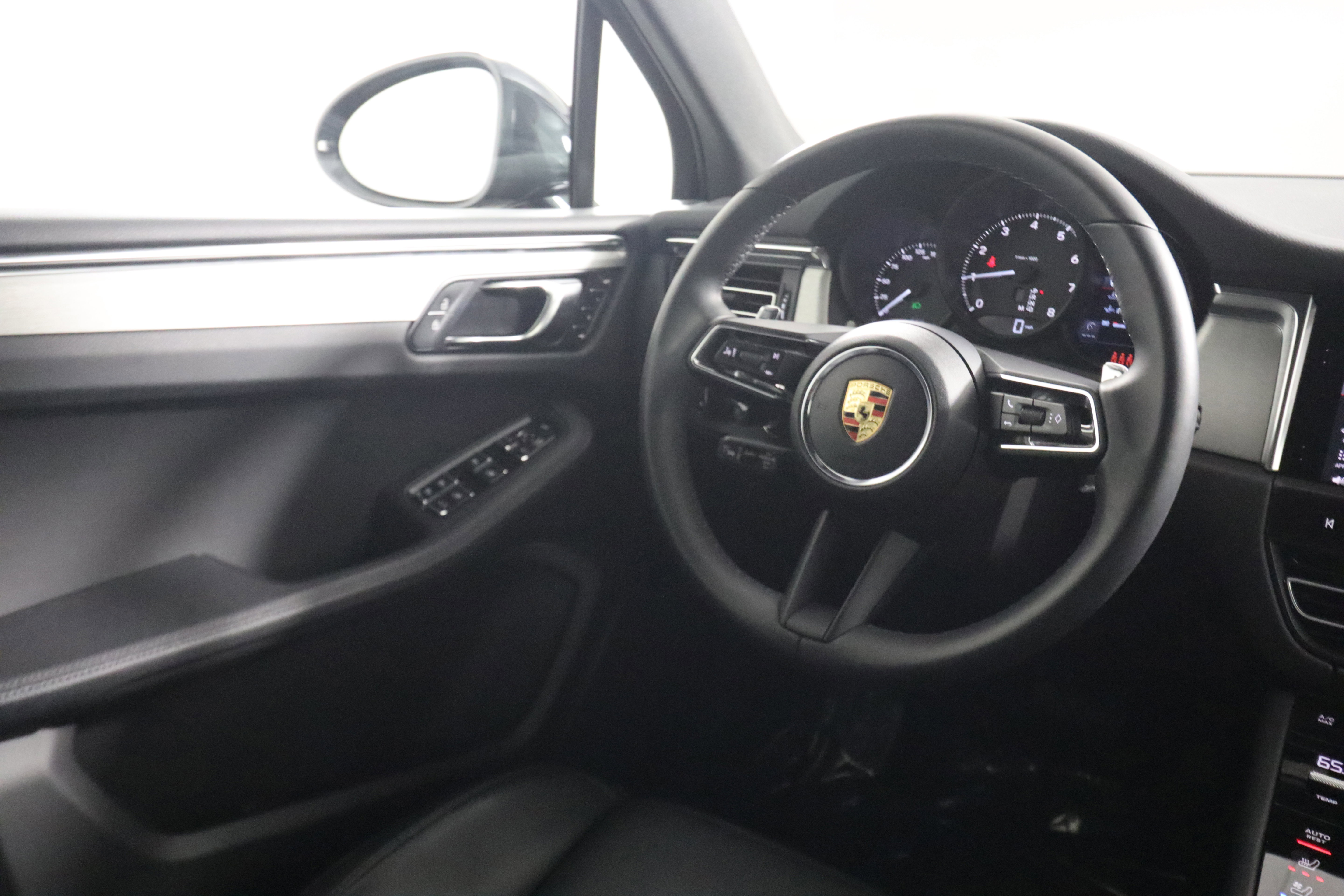 Certified 2025 Porsche Macan image 12