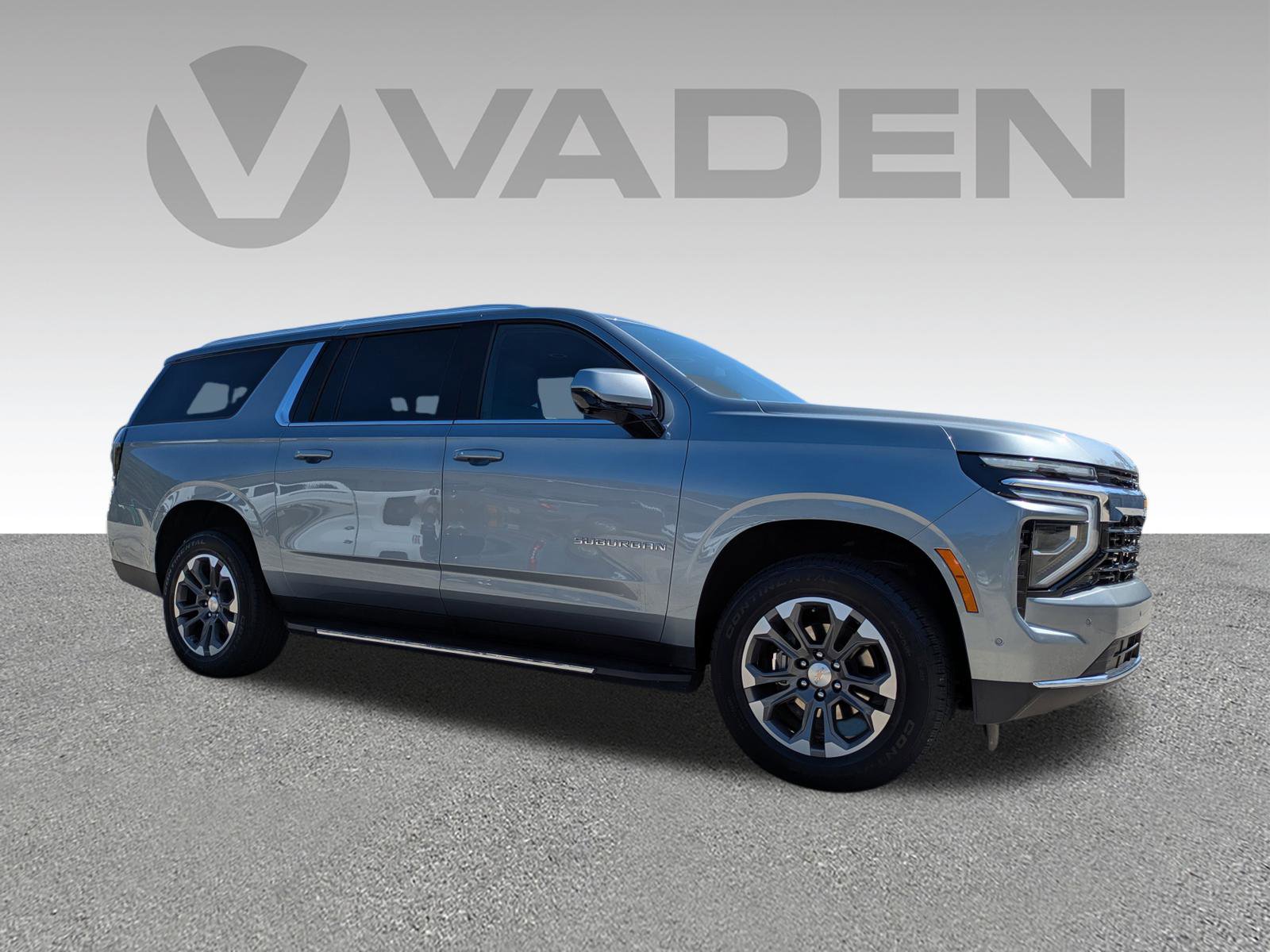 Used 2025 Chevrolet Suburban LS image 3