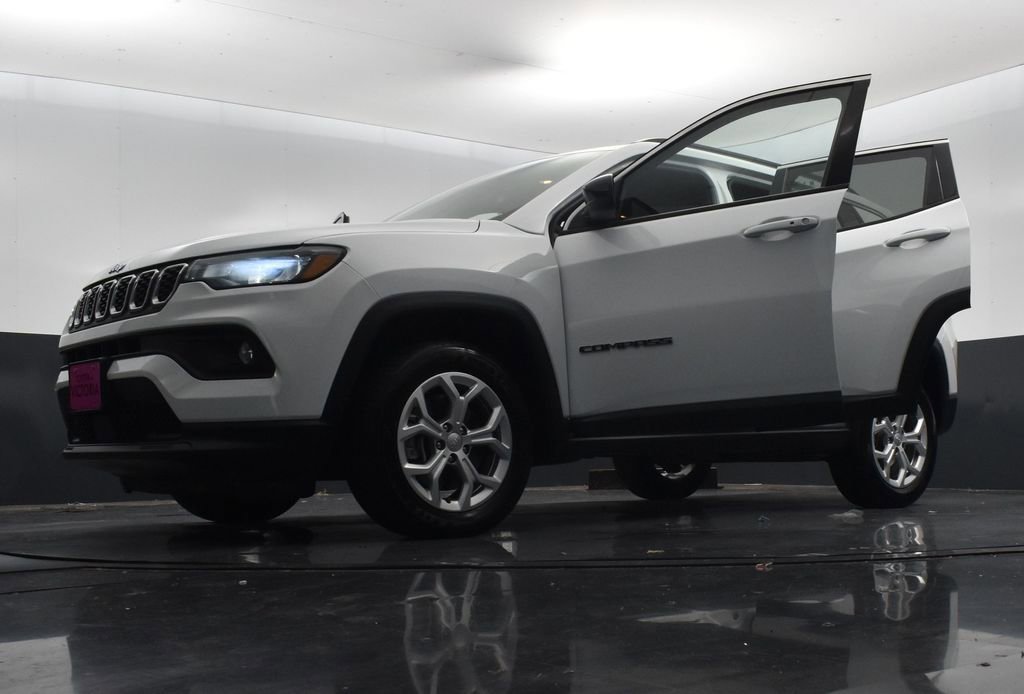 Used 2024 Jeep Compass Latitude image 28