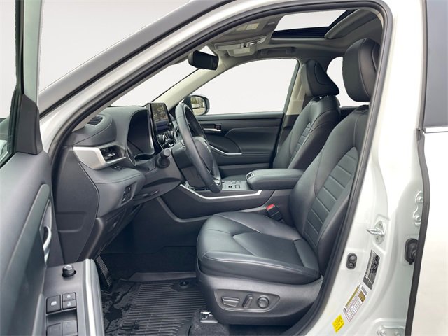 Used 2023 Toyota Highlander XLE image 9