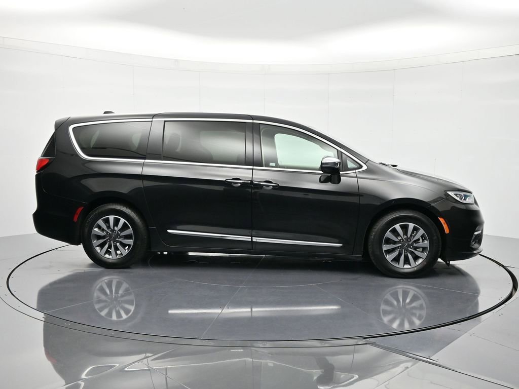 Used 2023 Chrysler Pacifica Limited FWD image 4