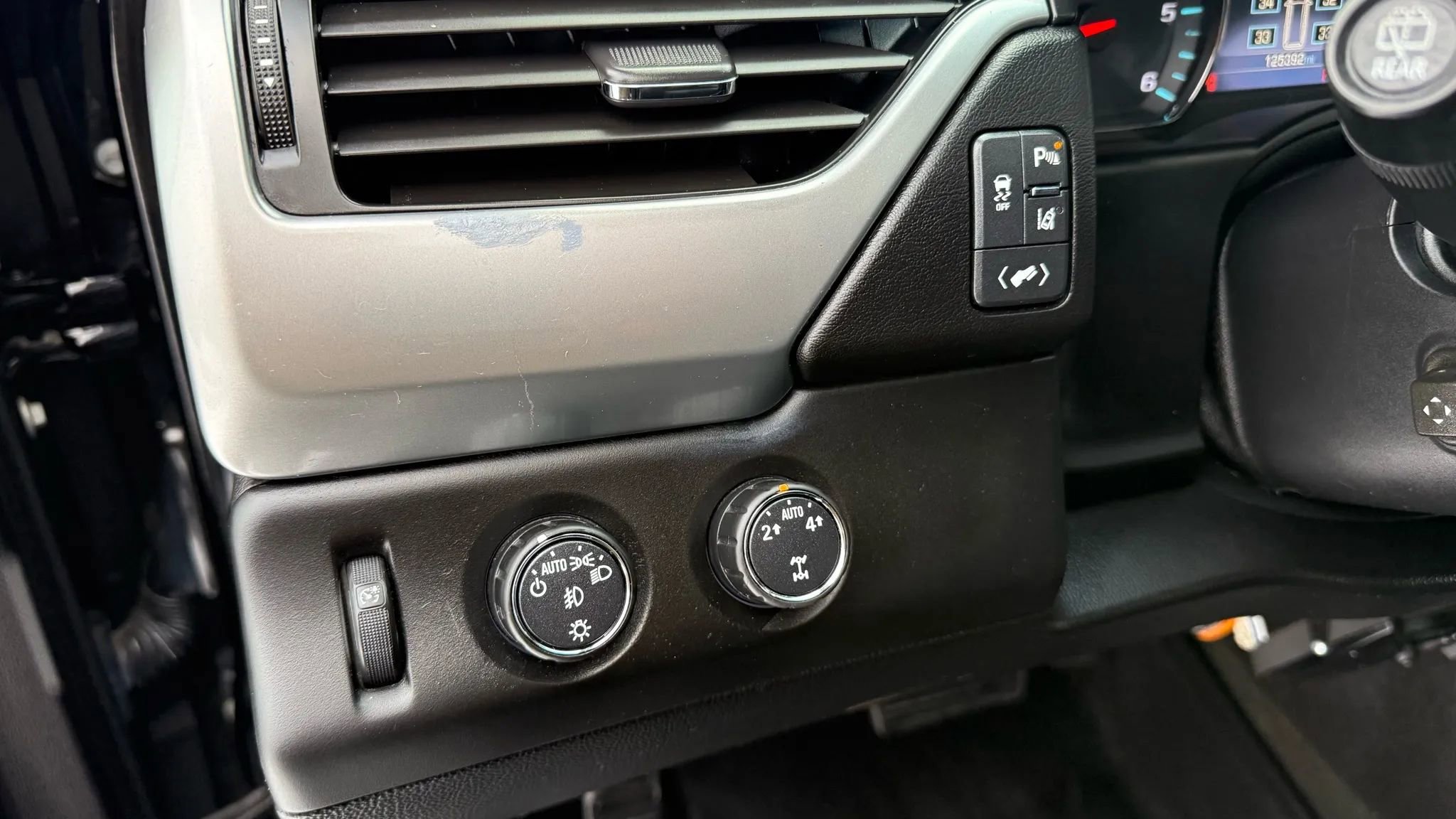 Used 2015 Chevrolet Suburban LTZ image 11