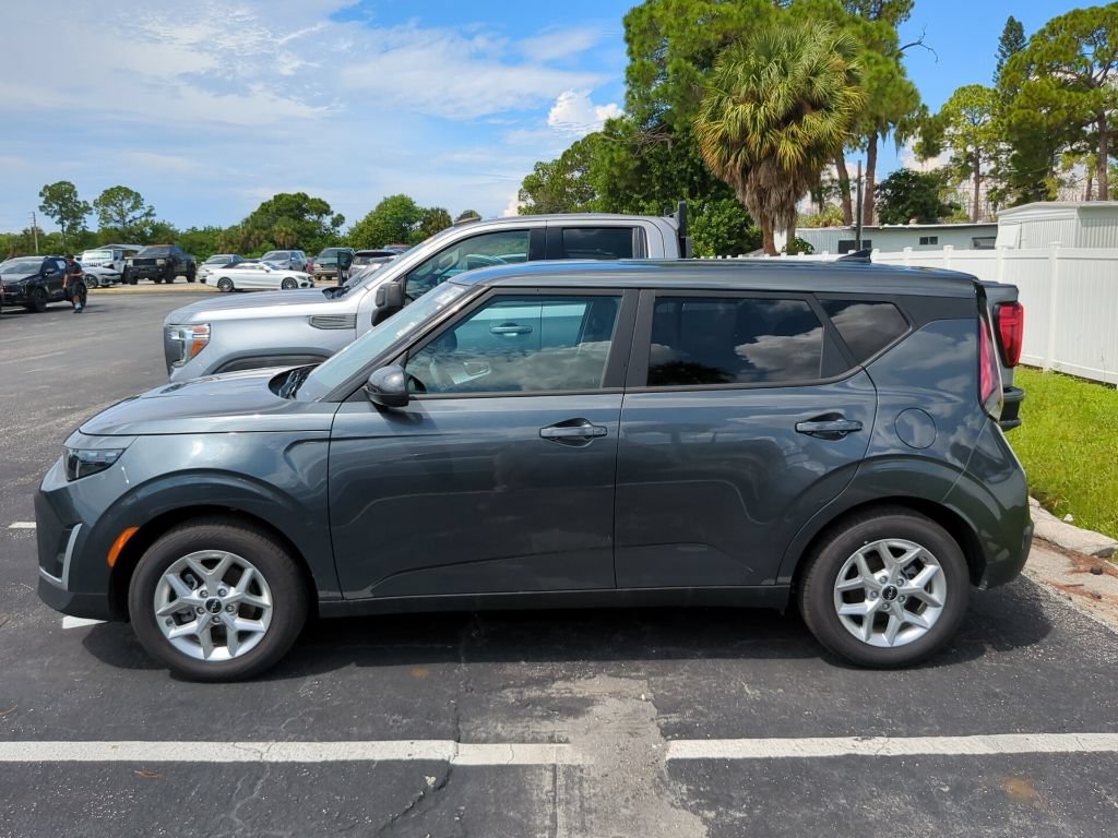 Certified 2025 Kia Soul LX w/ LX Technology Package FWD image 7