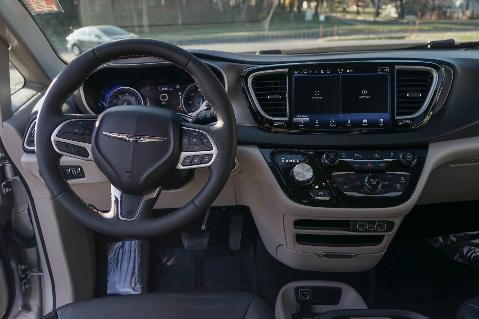 Used 2024 Chrysler Pacifica Touring-L image 12