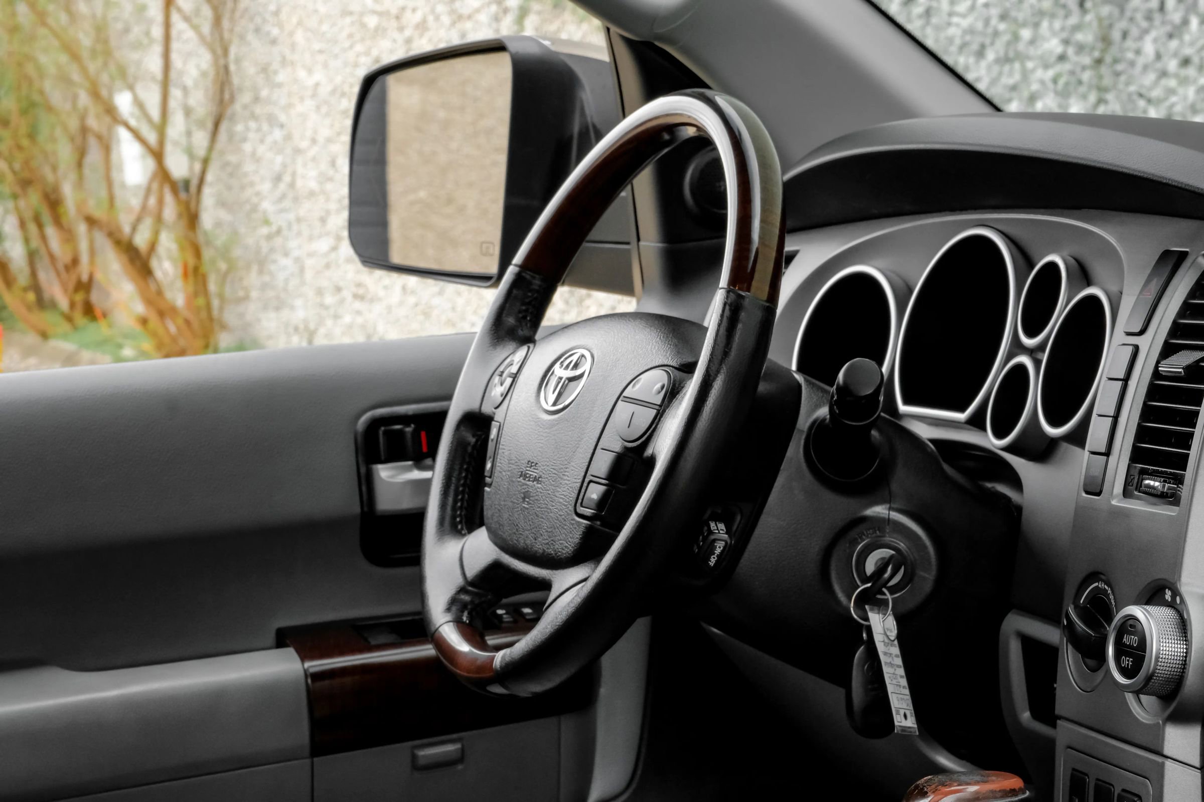 Used 2011 Toyota Sequoia Platinum AWD/4WD image 17