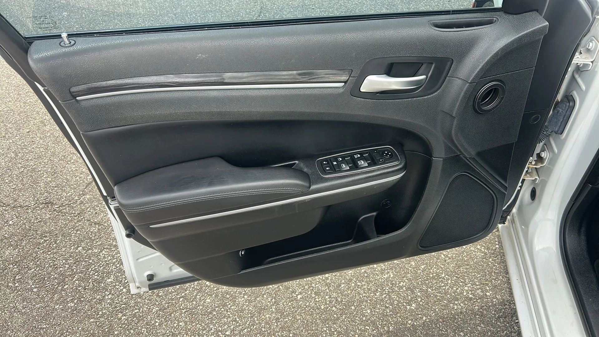 Used 2019 Chrysler 300 Touring w/ Sport Appearance Package RWD image 9