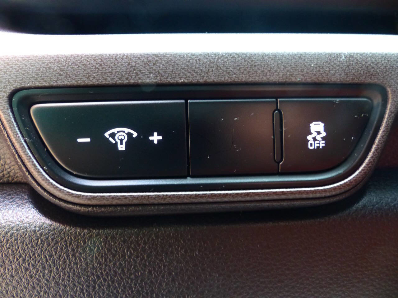 Used 2025 Kia Carnival EX image 27