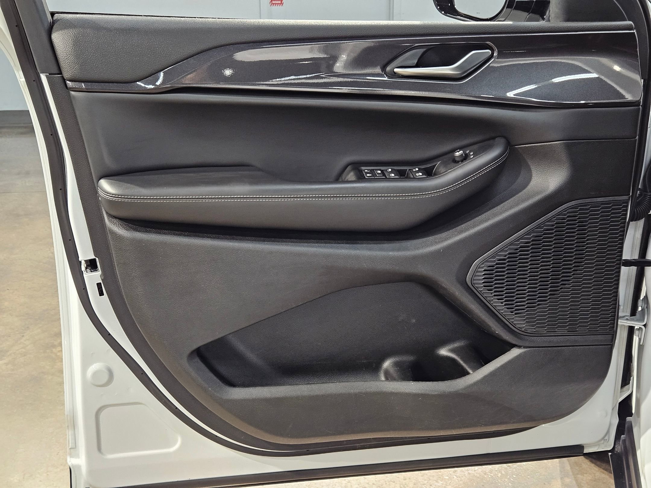 Used 2023 Jeep Grand Cherokee L Laredo image 19