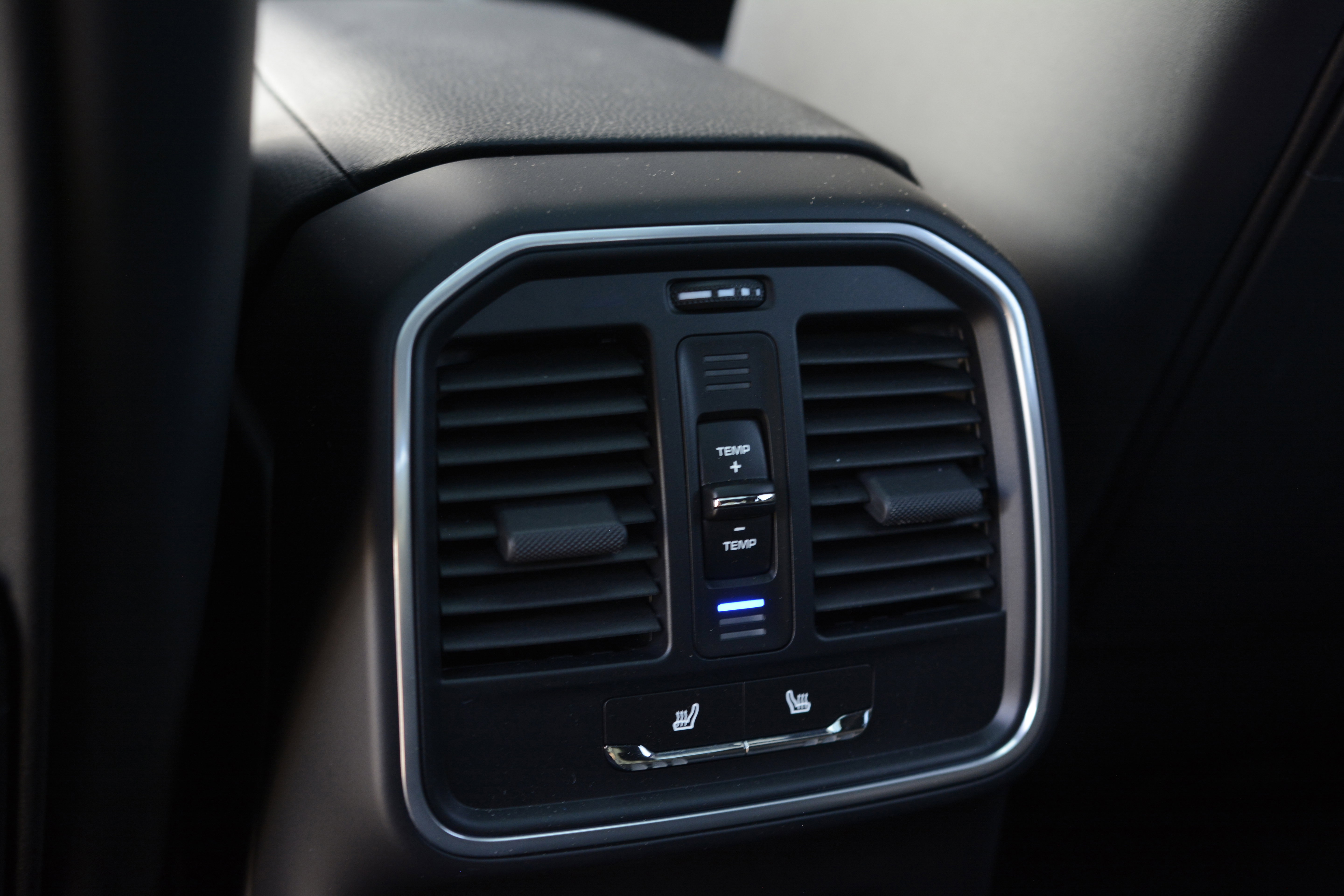 Certified 2026 Porsche Macan AWD/4WD image 31