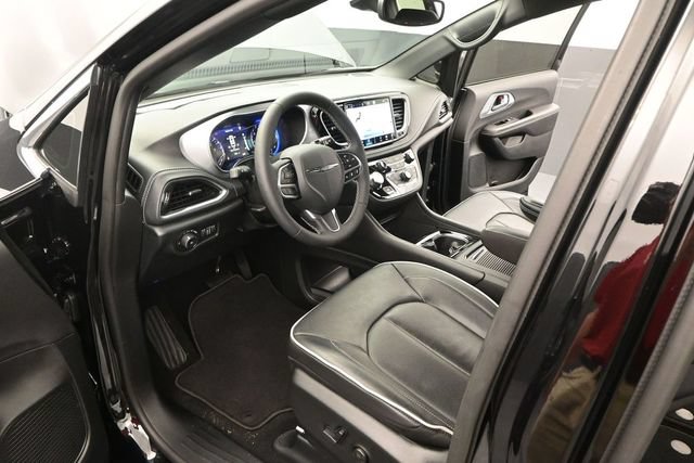 Used 2026 Chrysler Pacifica Limited FWD image 5