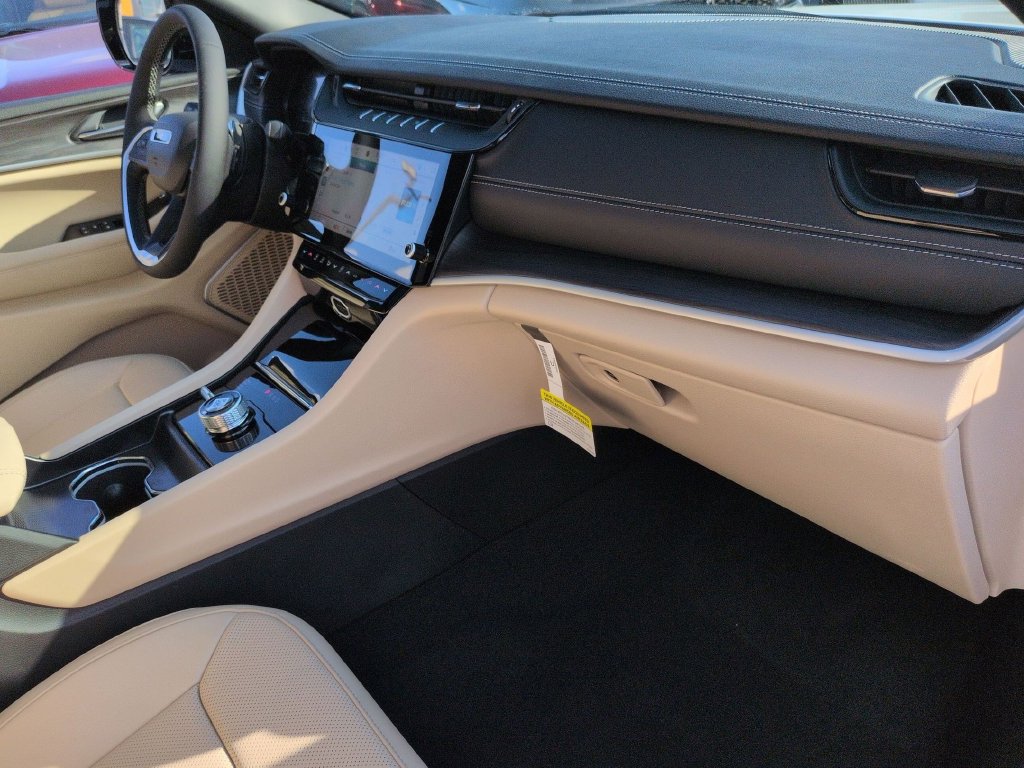 New 2026 Jeep Grand Cherokee Limited w/ Luxury Tech Group II AWD/4WD image 32