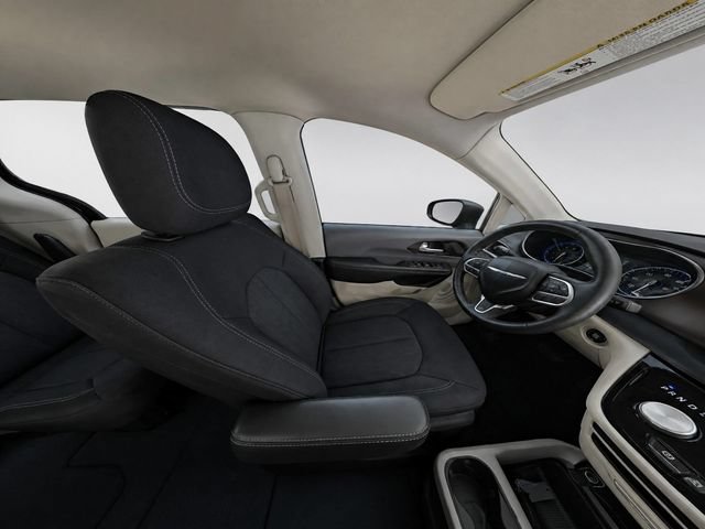 Used 2023 Chrysler Voyager LX FWD image 17