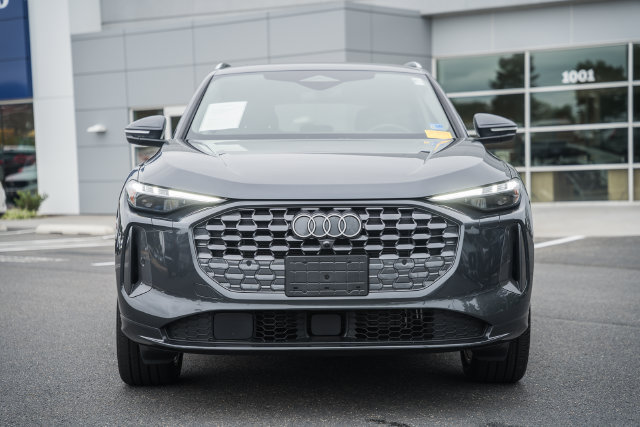 Used 2025 Audi Q5 Premium Plus w/ Premium Plus AWD/4WD image 2
