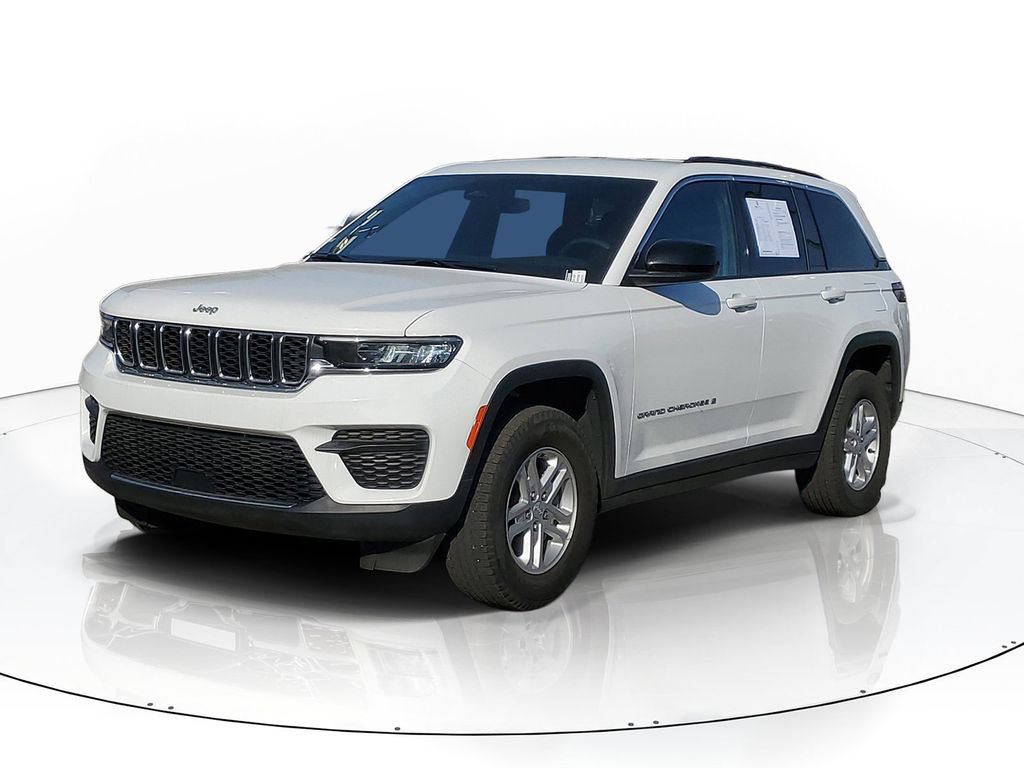 Used 2024 Jeep Grand Cherokee Laredo w/ Luxury Tech Group I AWD/4WD image 2