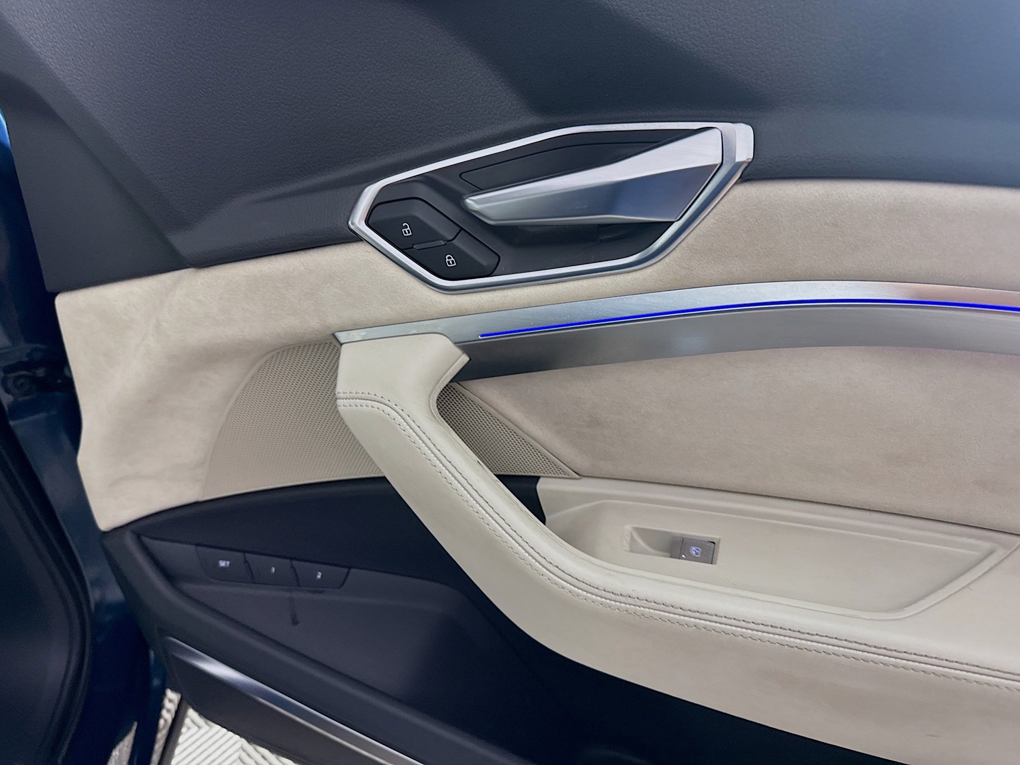 Used 2019 Audi e-tron Prestige w/ Prestige Package image 31