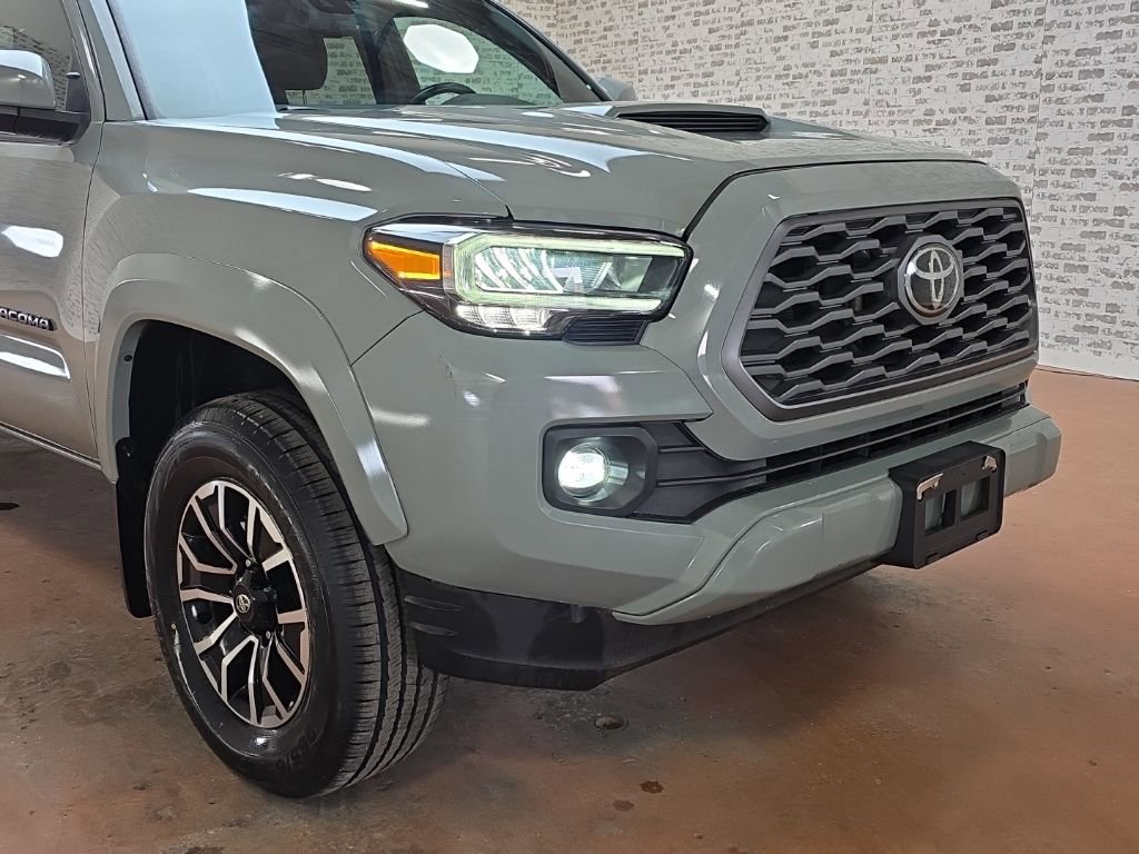 Used 2023 Toyota Tacoma TRD Sport w/ Black Out Package (TMS) image 9