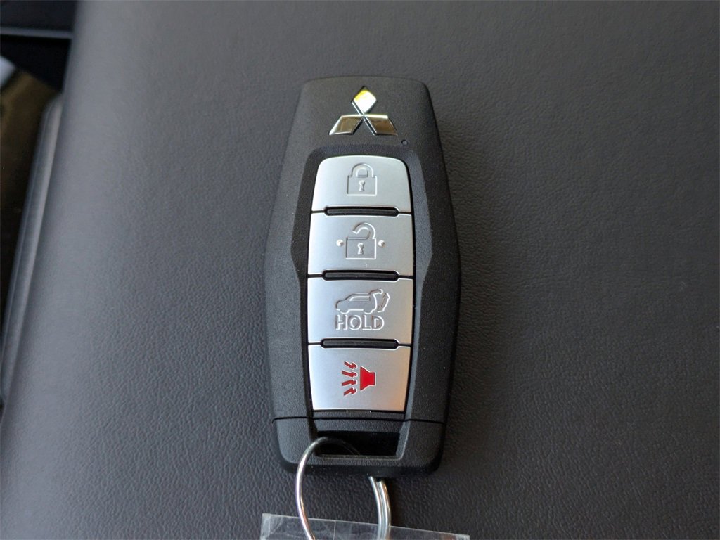 New 2025 Mitsubishi Outlander SE image 30