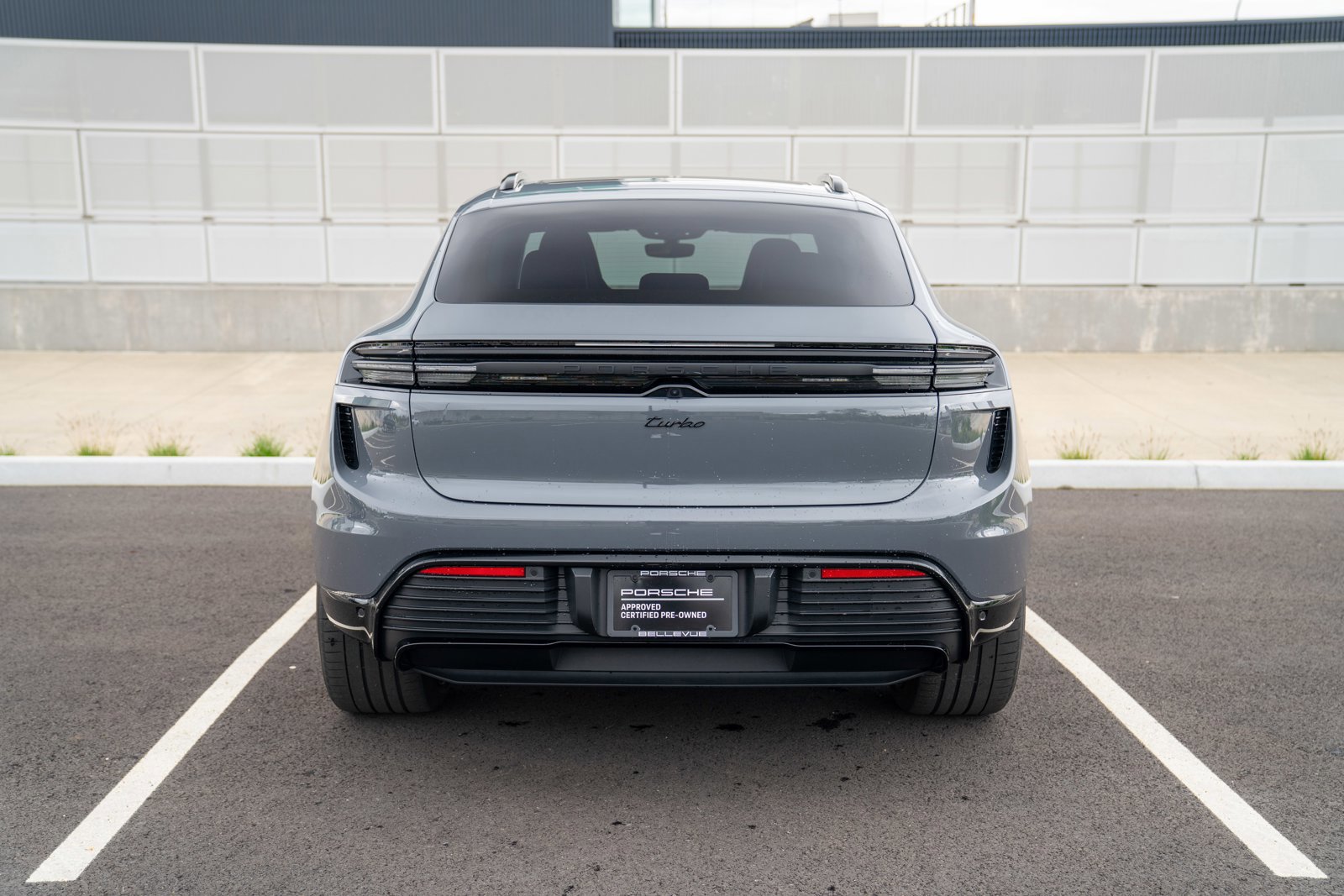 Certified 2025 Porsche Macan Turbo Electric AWD/4WD image 7