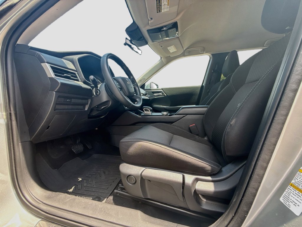 Used 2025 Mitsubishi Outlander ES FWD image 22
