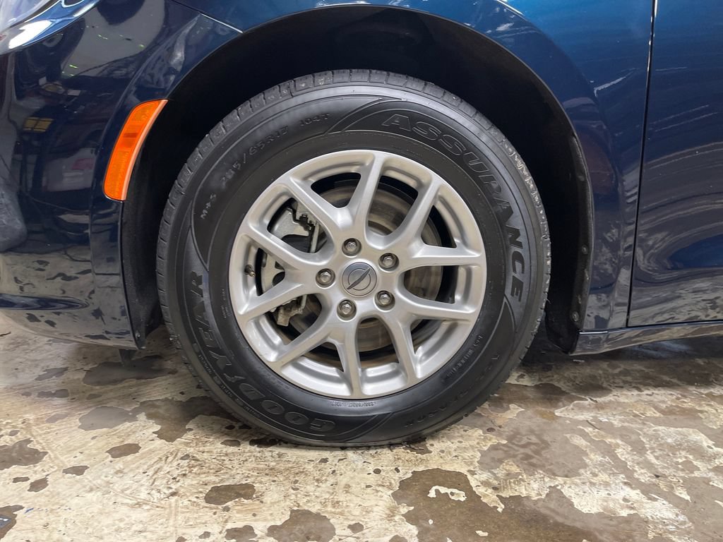 Used 2024 Chrysler Pacifica Touring-L FWD image 11