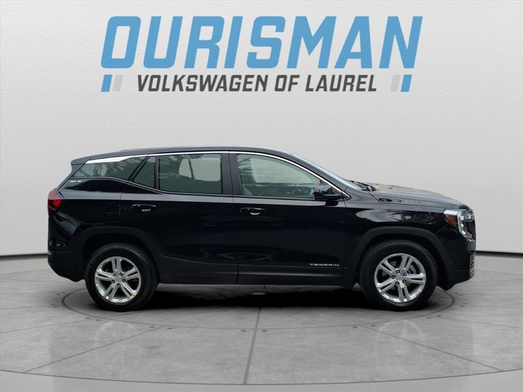 Used 2024 GMC Terrain SLE image 2