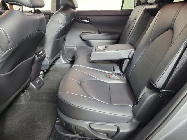 Used 2026 Toyota Highlander XLE AWD/4WD image 12