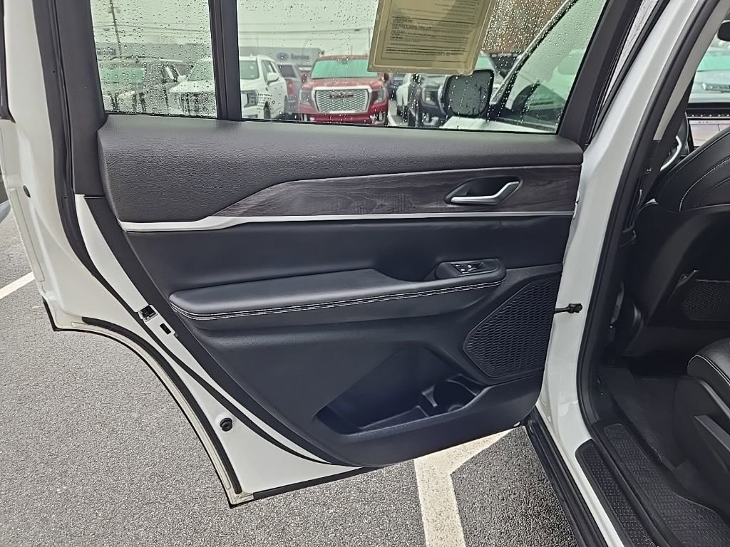 Used 2023 Jeep Grand Cherokee L Limited w/ Black Appearance Package image 36