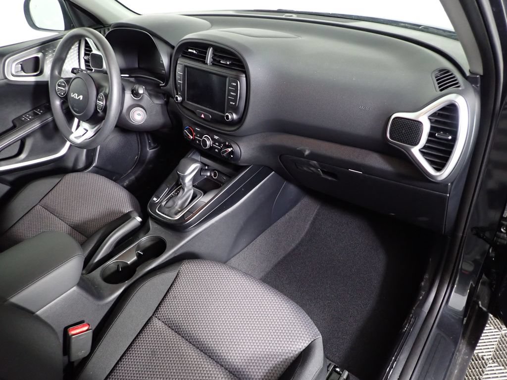 Used 2025 Kia Soul LX w/ LX Technology Package FWD image 30