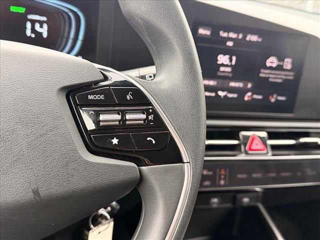 Used 2025 Kia Niro LX image 16
