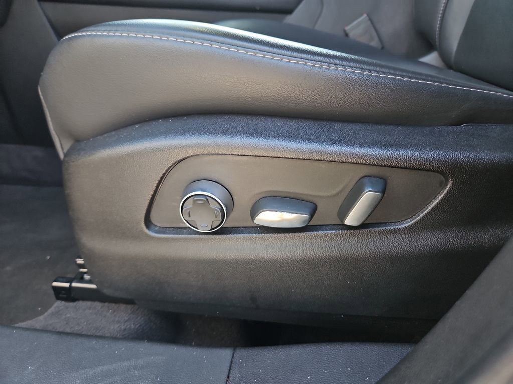 Used 2025 Cadillac XT4 Premium Luxury image 13