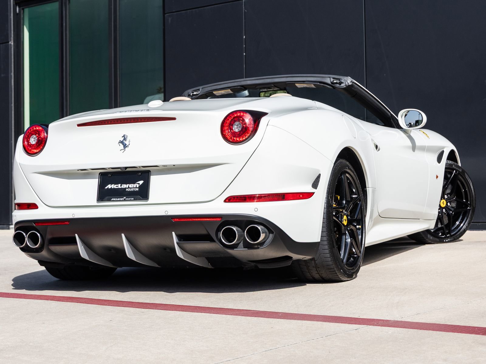 Used 2015 Ferrari California T RWD image 8