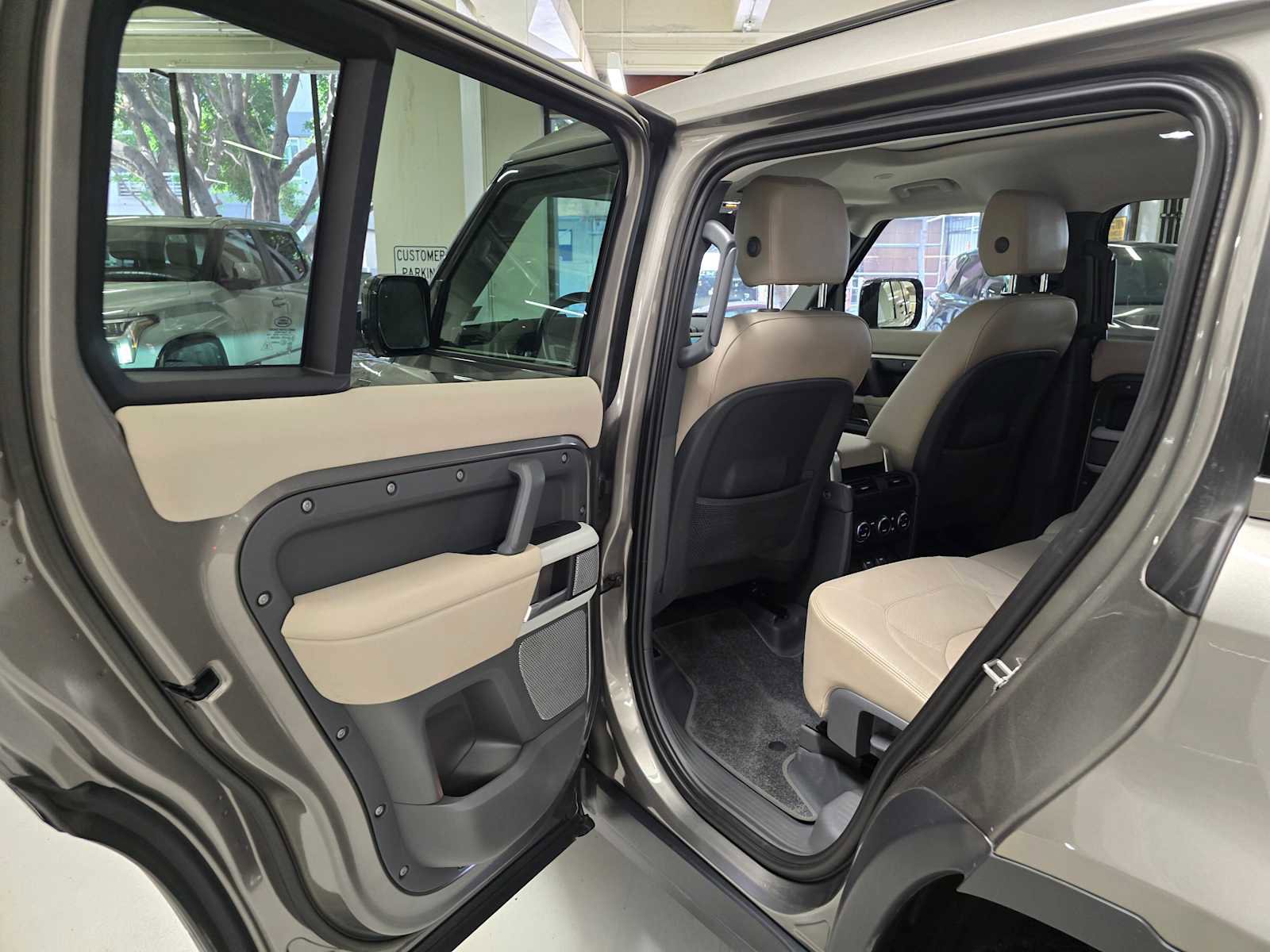 Used 2023 Land Rover Defender 130 SE image 18