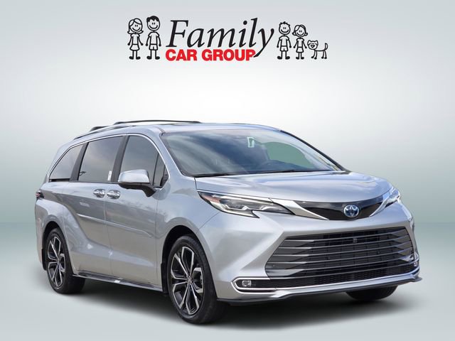 Used 2025 Toyota Sienna Platinum image 2