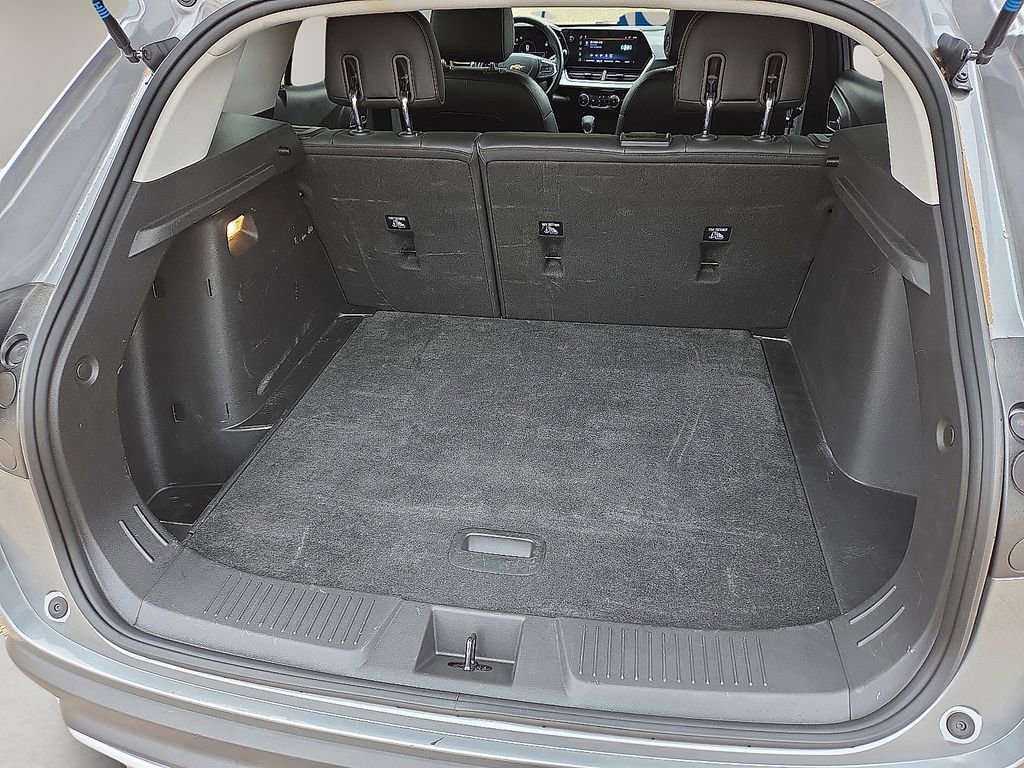 Used 2025 Chevrolet Trax LT w/ LT Convenience Package image 16