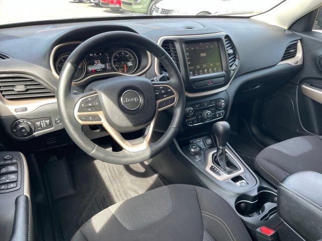Used 2017 Jeep Cherokee Latitude w/ Comfort/Convenience Group AWD/4WD image 16