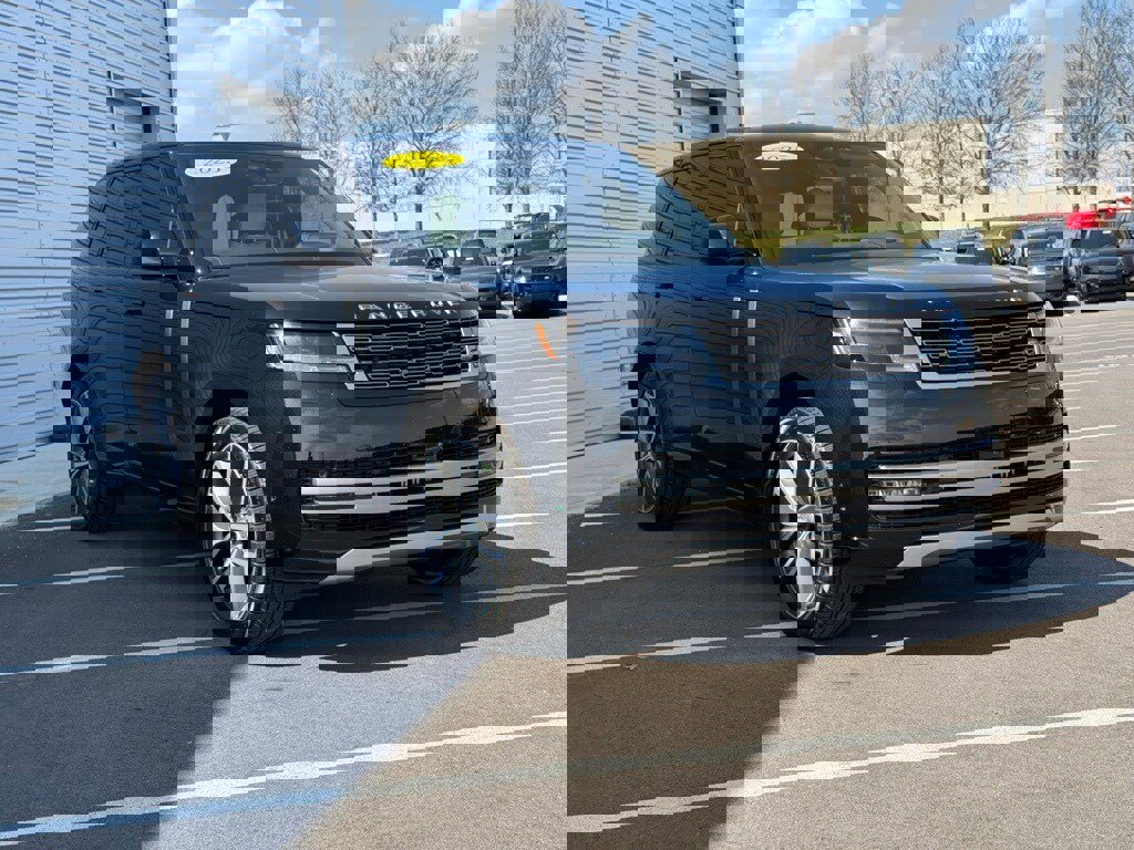 Used 2025 Land Rover Range Rover SE image 3
