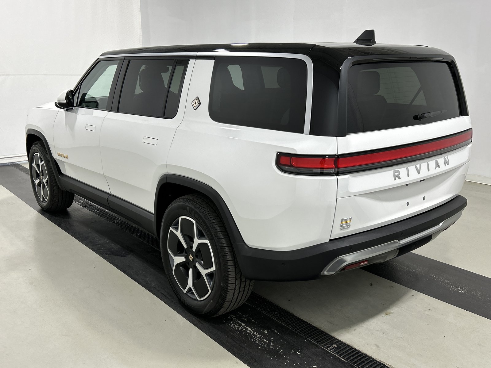 Used 2023 Rivian R1S Adventure AWD/4WD image 3