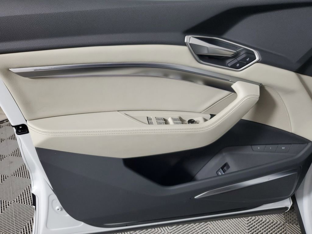 Used 2024 Audi Q8 e-tron Premium Plus w/ Premium Plus Package image 18