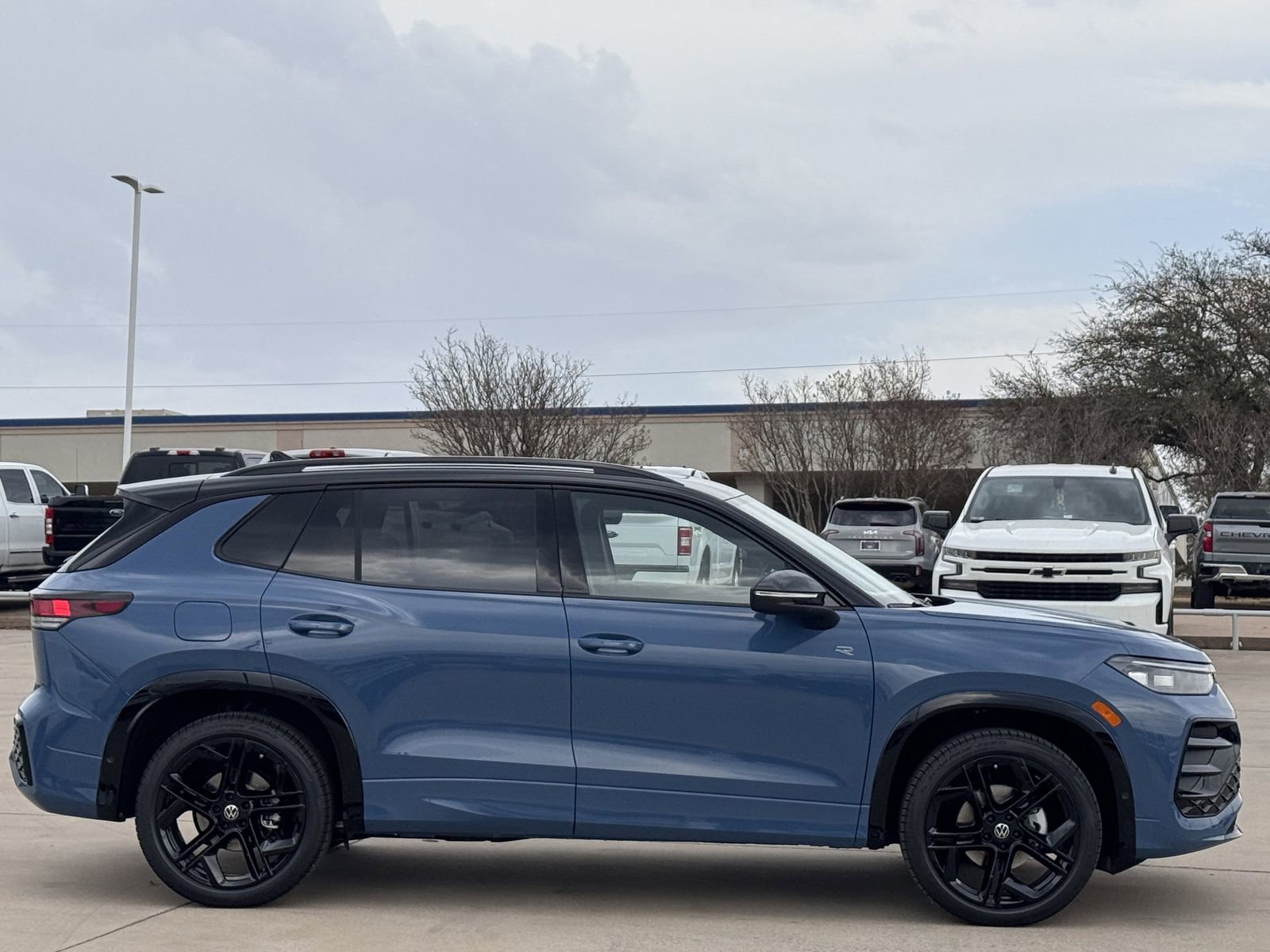 New 2026 Volkswagen Tiguan SE R-Line image 3