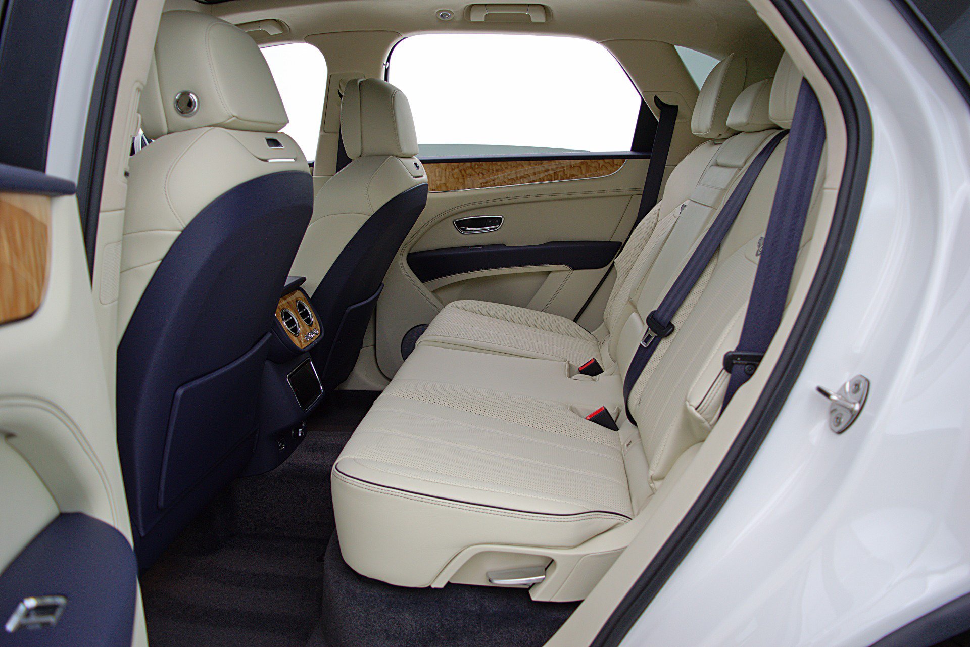 Certified 2023 Bentley Bentayga AWD/4WD image 35