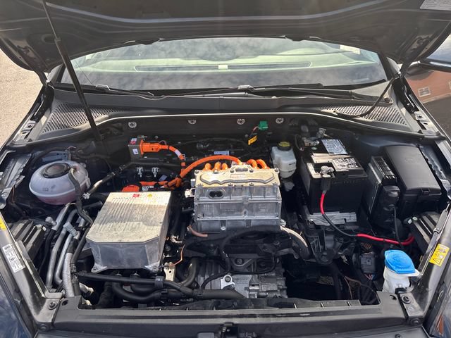 Used 2018 Volkswagen e-Golf SEL Premium w/ Driver Assistance Package FWD image 21