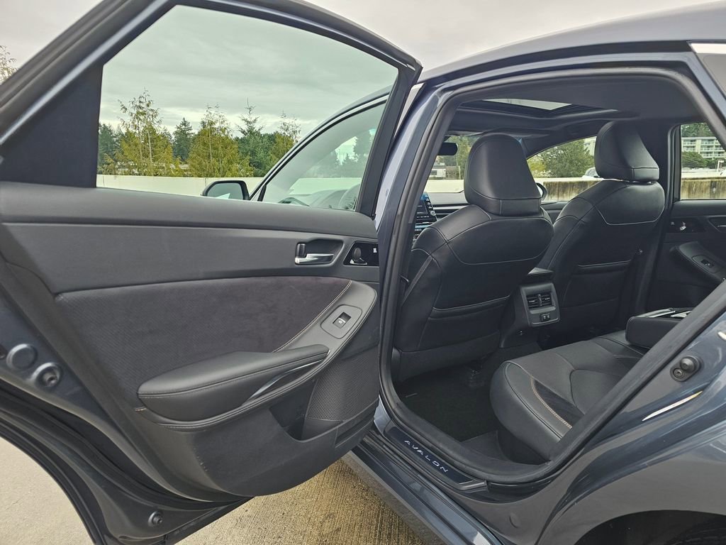 Used 2019 Toyota Avalon XSE image 17