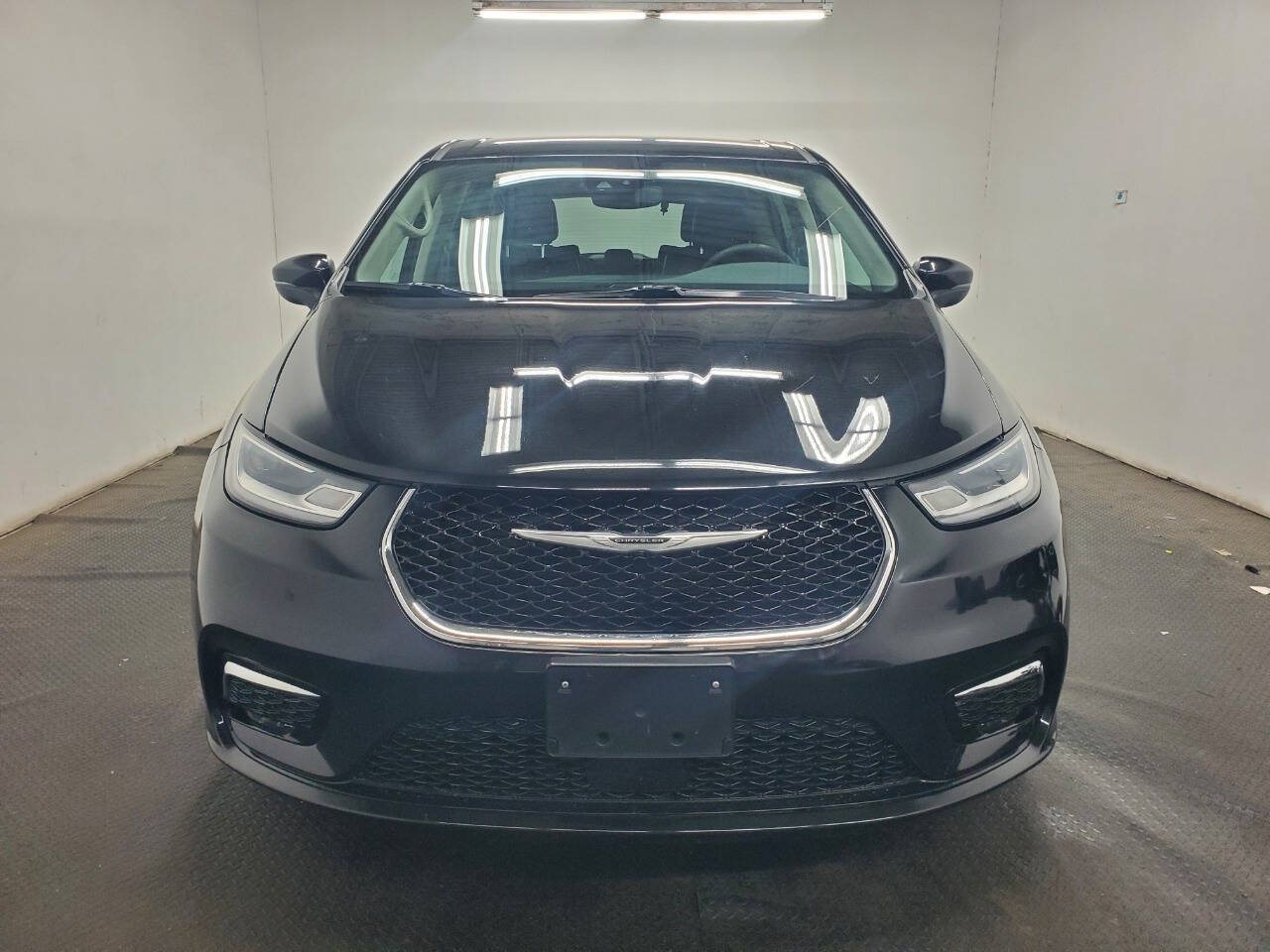 Used 2023 Chrysler Pacifica Touring-L FWD image 2