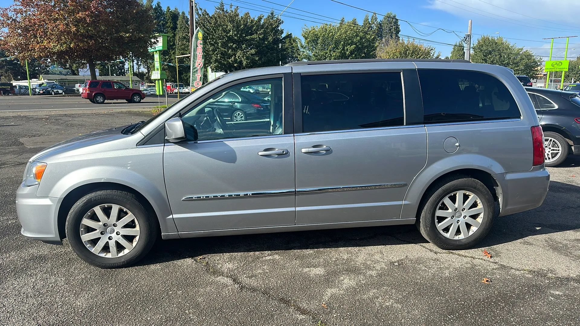Used 2016 Chrysler Town & Country Touring FWD image 2
