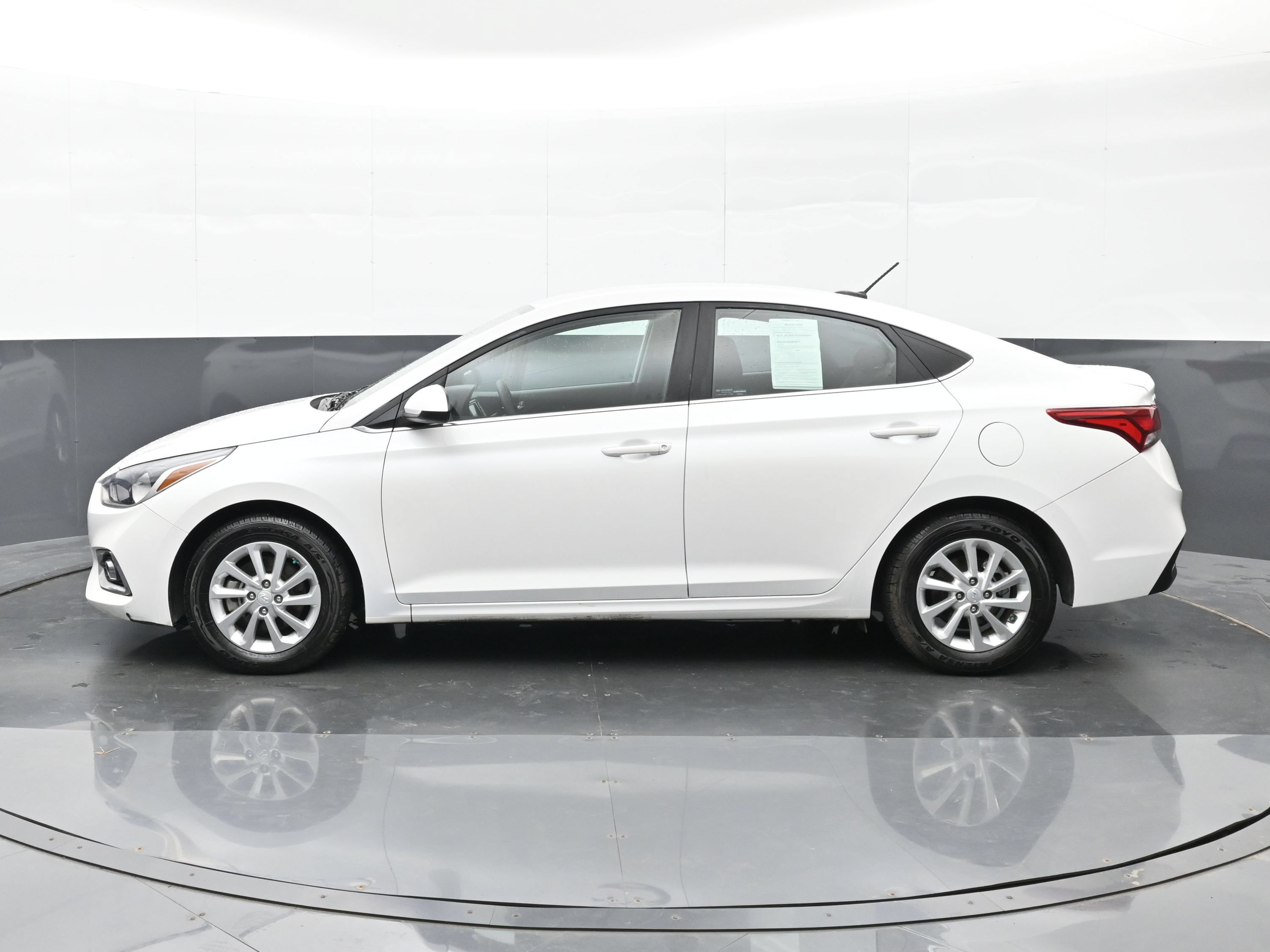 Used 2022 Hyundai Accent SEL FWD image 9