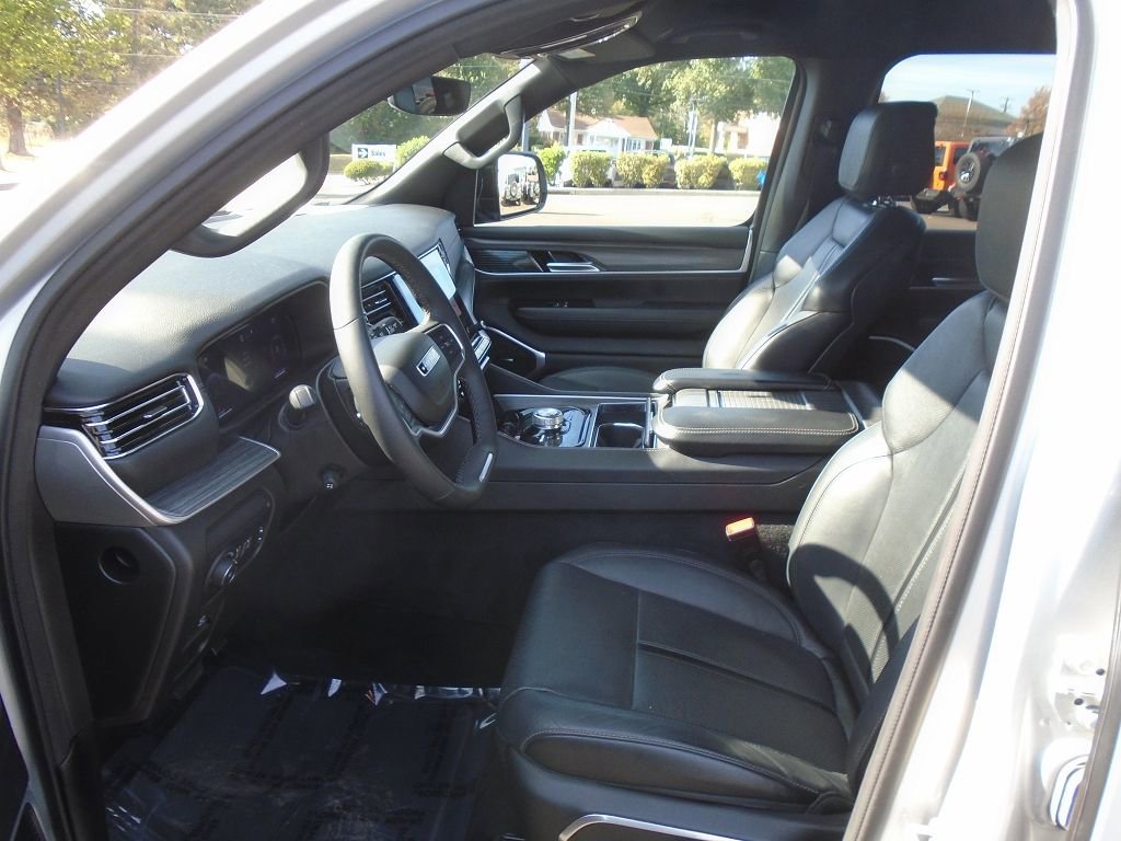 Used 2024 Jeep Wagoneer L Series II w/ Flexible Seating Group image 8