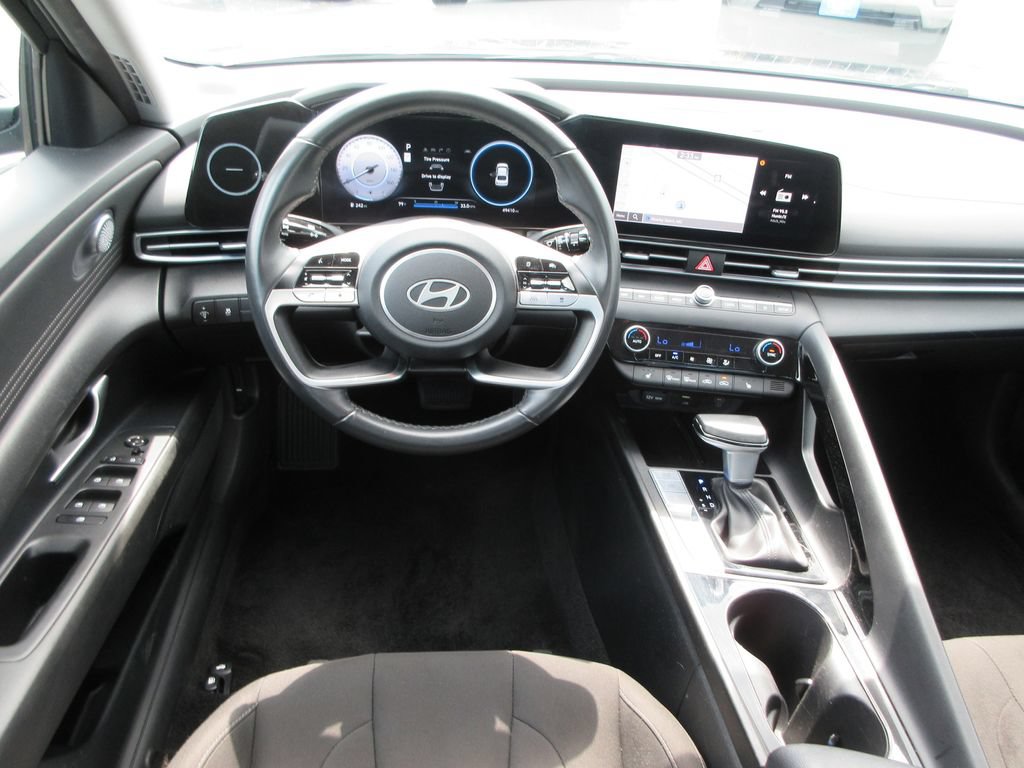 Used 2025 Hyundai Elantra SEL FWD image 13