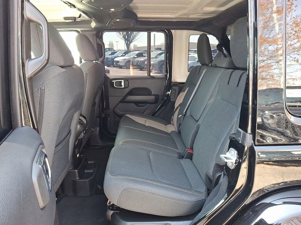 Used 2025 Jeep Wrangler Unlimited Sahara image 10