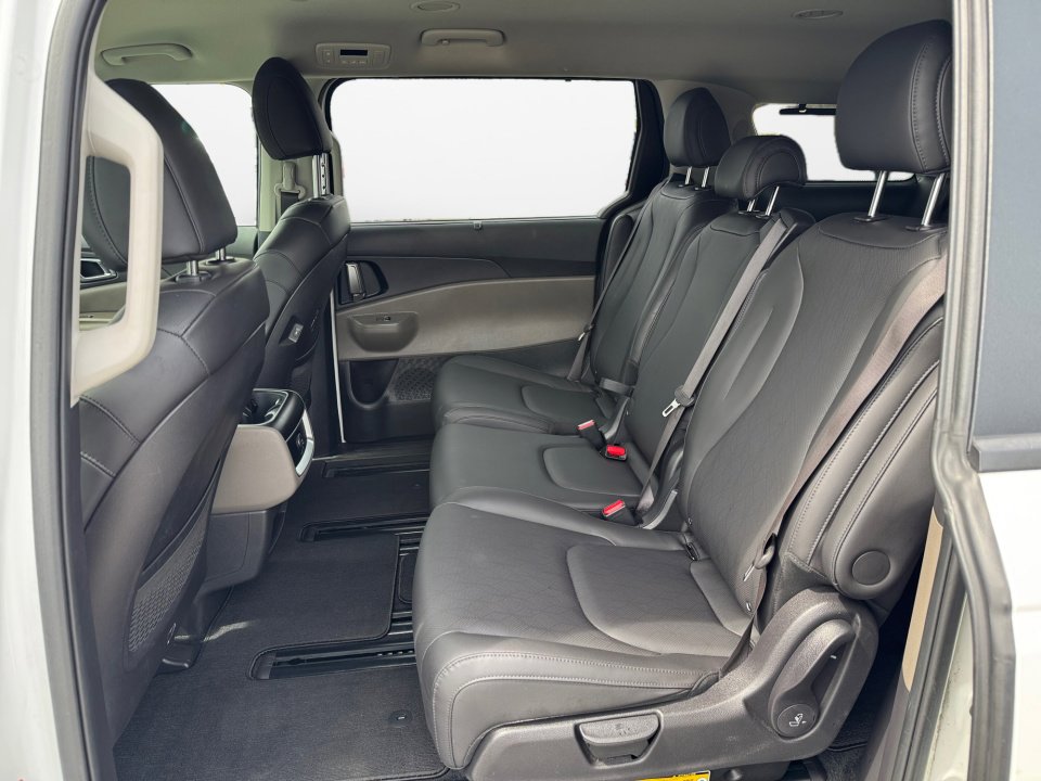 Used 2025 Kia Carnival EX FWD image 16