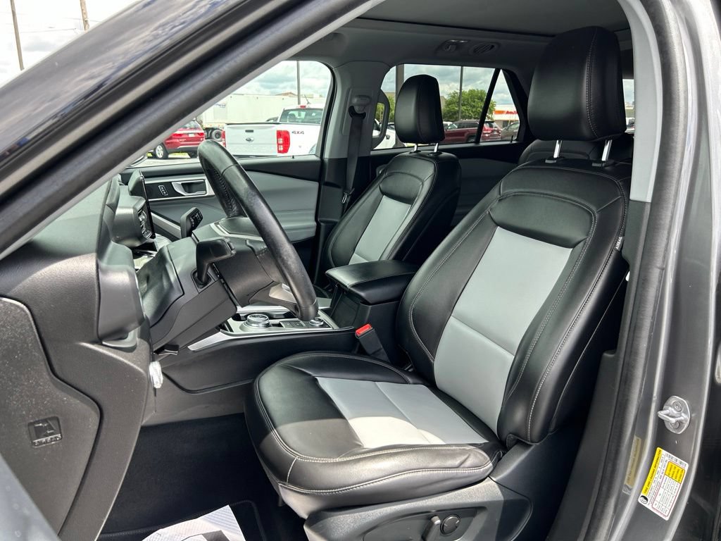 Used 2023 Ford Explorer XLT w/ Equipment Group 202A AWD/4WD image 17
